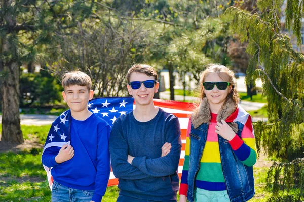 Três Adolescentes Estão Abraçando Com Uma Bandeira Americana — Fotografia de Stock