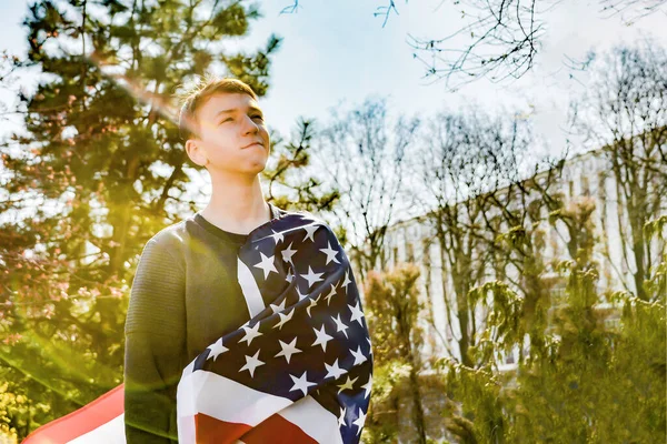 Patriota Adolescente Segura Bandeira Americana Seu Peito Olha Para Lado — Fotografia de Stock