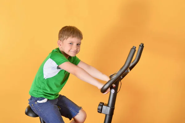 Enfant Faire Sport Sur Vélo Arrêt — Photo