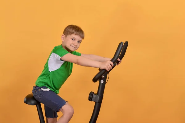Chłopiec Idzie Sportu Rowerze Stacjonarnym Robi Trening Cardio — Zdjęcie stockowe