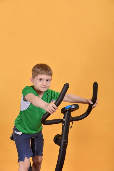 Garçon Faire Sport Sur Vélo Stationnaire Fait Entraînement Cardio — Photo