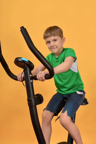 Garçon Faire Sport Enfant Sur Vélo Stationnaire Fait Cardio Attend — Photo