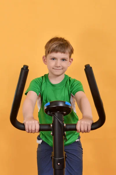 Ritratto Bambino Una Cyclette Ragazzo Impegnato Allenamento Cardio Guardando Fotocamera — Foto Stock