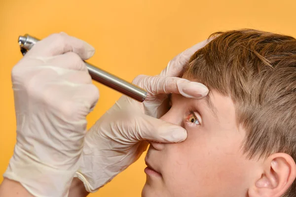 Eine Augenärztin Untersucht Das Auge Eines Jungen Mit Einer Medizinischen — Stockfoto