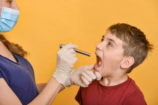 Kvinnlig Läkare Undersöker Munhålan Hos Pojke Med Diagnostisk Medicinsk Ficklampa — Stockfoto