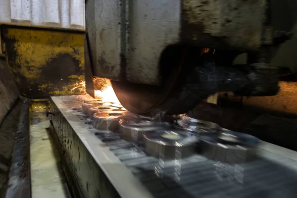 Metalen Ringen Een Magneetplaat Een Vlakslijpmachine Slijpen Wordt Uitgevoerd Met — Stockfoto