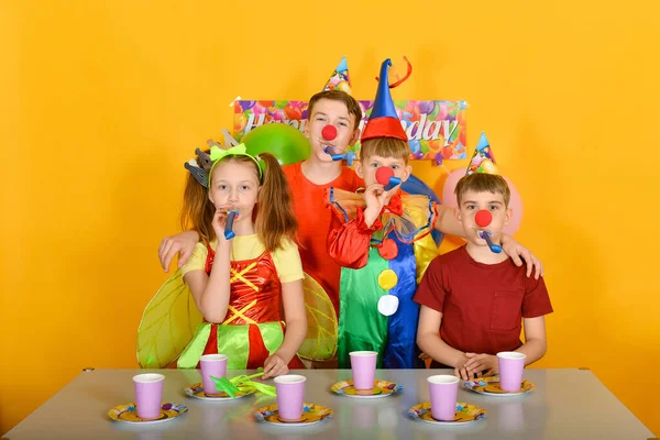 Barnen Räckte Glatt Upp Händerna Vid Födelsedagsbordet — Stockfoto