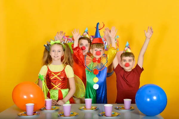 Cuatro Niños Celebran Cumpleaños Con Payaso Mesa —  Fotos de Stock