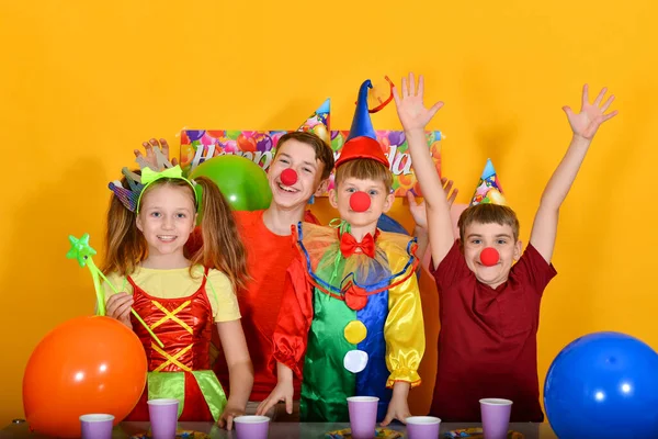 Cuatro Niños Celebran Cumpleaños Con Payaso Mesa —  Fotos de Stock