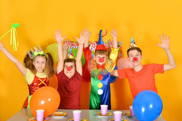 Cuatro Niños Celebran Cumpleaños Con Payaso Mesa —  Fotos de Stock