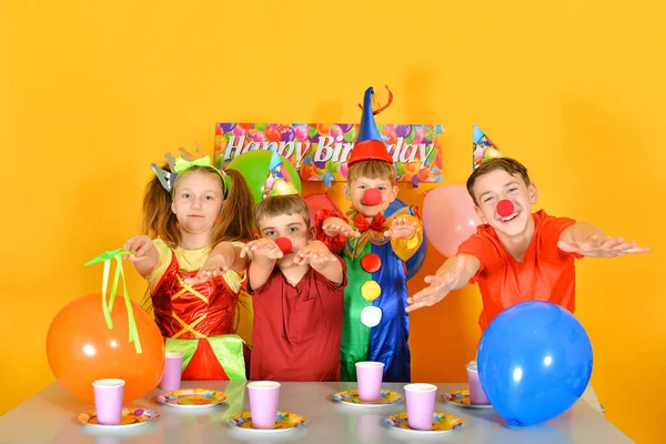 Quatro Crianças Celebram Aniversário Com Palhaço Mesa — Fotografia de Stock
