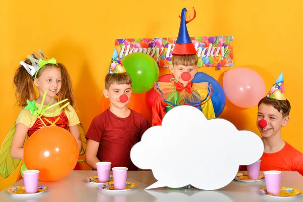 Cuatro Niños Vestidos Festivamente Están Mirando Una Nube Vacía —  Fotos de Stock