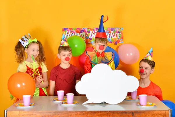 Quatro Crianças Vestidas Festivamente Estão Olhando Para Uma Nuvem Vazia — Fotografia de Stock