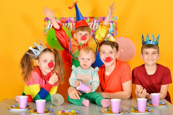 Πέντε Παιδιά Γιορτάζουν Γενέθλιά Τους Στο Τραπέζι Έναν Κλόουν — Φωτογραφία Αρχείου