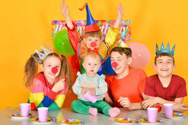 Cinco Crianças Celebram Aniversário Mesa Com Palhaço — Fotografia de Stock