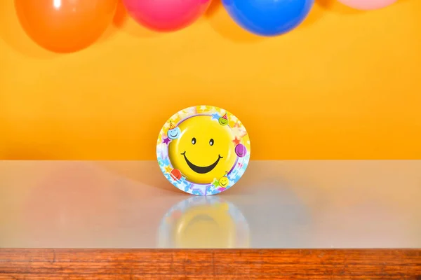 Prato Amarelo Com Grande Sorriso Está Sobre Mesa — Fotografia de Stock