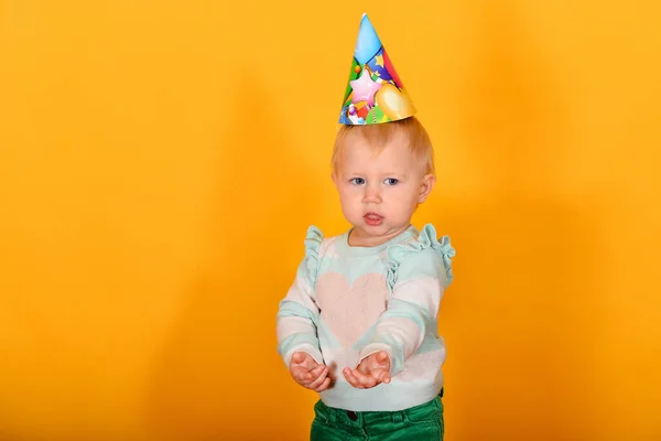 Enfant Sérieux Avec Une Casquette Sur Tête Montre Ses Mains — Photo