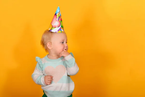 Uma Menina Está Uma Camisola Multicolorida Balançando Braços Redor Dos — Fotografia de Stock