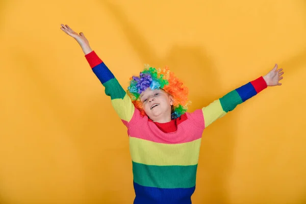 Uma Menina Está Uma Camisola Multicolorida Balançando Braços Redor Dos — Fotografia de Stock