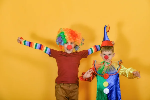 Deux Clowns Embrassent Agitent Leurs Bras Autour — Photo