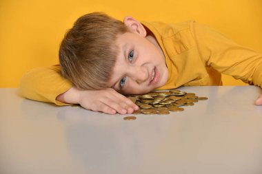 Çocuk bütün paraları kendine aldı ve kimseyle paylaşmak istemiyor..