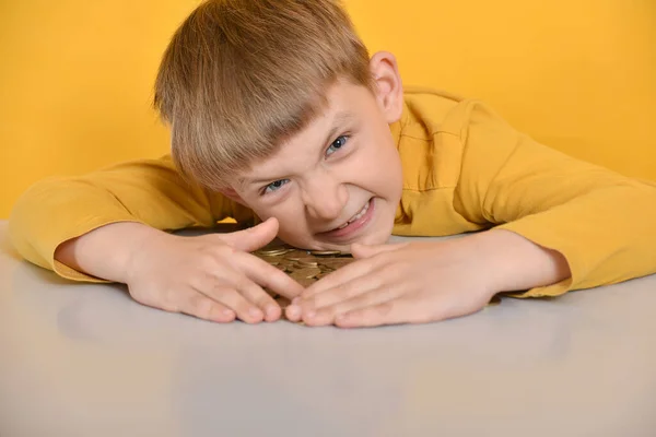 Das Gierige Kind Nahm Alle Münzen Für Sich Und Sie — Stockfoto