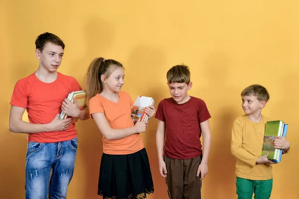 Cattivo Ragazzo Piange Non Vuole Studiare Gli Amici Con Libri — Foto Stock