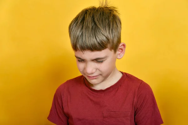 Der Junge Neigt Den Kopf Und Weint Leise — Stockfoto