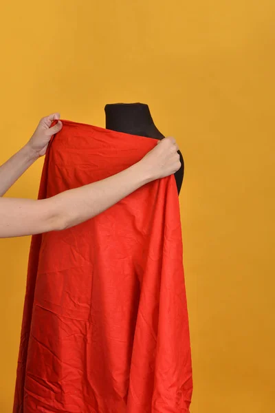 Mulher Tentando Pano Grande Vermelho Manequim Preto — Fotografia de Stock