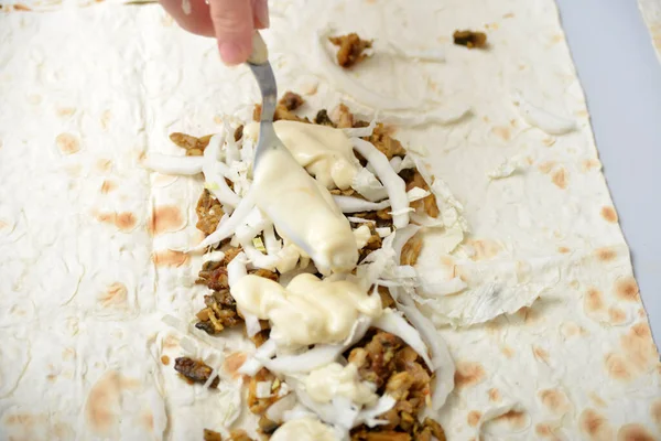 Menina Polvilha Shawarma Com Maionese Garfo — Fotografia de Stock