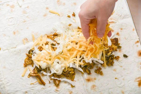 Menina Polvilha Shawarma Com Queijo Mãos — Fotografia de Stock