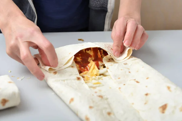 Mulher Torce Shawarma Ready Made Pão Pita — Fotografia de Stock