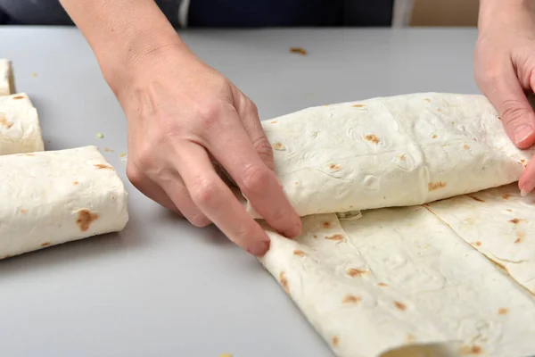 Mulher Torce Shawarma Ready Made Pão Pita — Fotografia de Stock