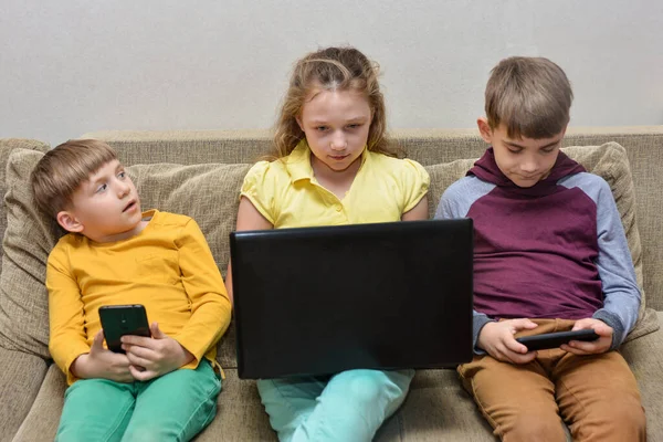 Дети Играют Телефоне Ноутбуке Два Мальчика Сидят Смартфоном Старшая Сестра — стоковое фото