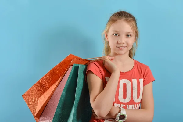 Fille Avec Des Sacs Pour Faire Shopping Sur Fond Bleu — Photo