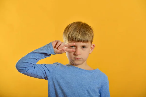 Pojke Blå Shirt Och Orange Bakgrund Poserar — Stockfoto