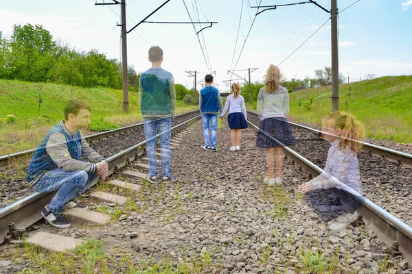 Demiryolunun Raylarında Bir Kızla Birlikte Olan Bir Adam Arkadaşlığın Mistik — Stok fotoğraf