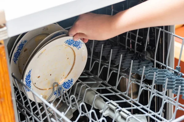 Mujer Pone Platos Sucios Lavavajillas — Foto de Stock