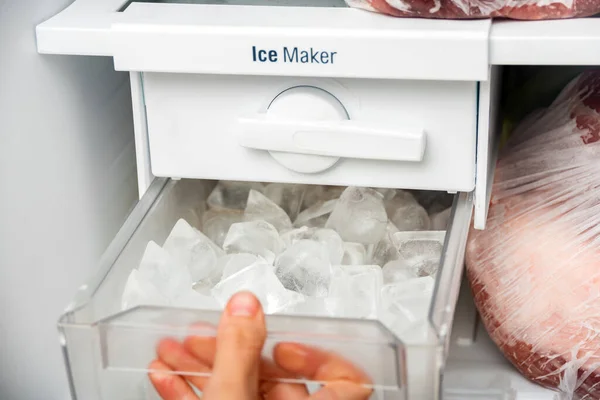 Una Mujer Abre Una Bandeja Para Hacer Hielo Congelador Para — Foto de Stock