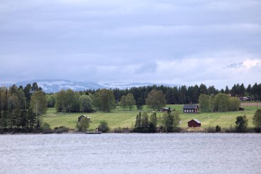 İsveçli gölün Storsjoen Dağları ile ve ada Norderoe arka planda görüntüleme
