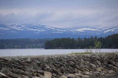 İsveçli Gölü Storsjoen arka planda dağlar üzerinde göster