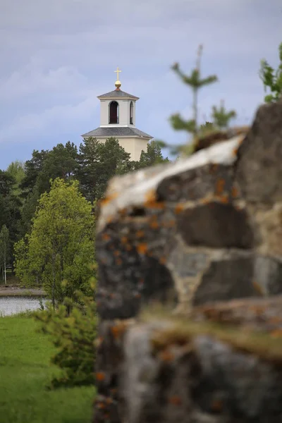Defokussierte Kirchenruine und neue Kirche in sunne im jamtland county, sweden — Stockfoto