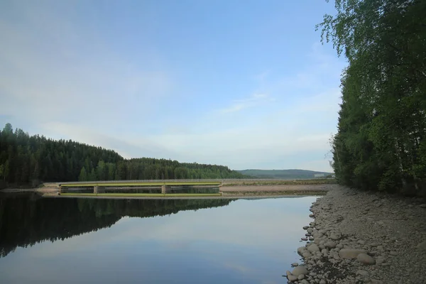 Bro över floden Indalsaelven i Jaemtland, Sverige — Stockfoto