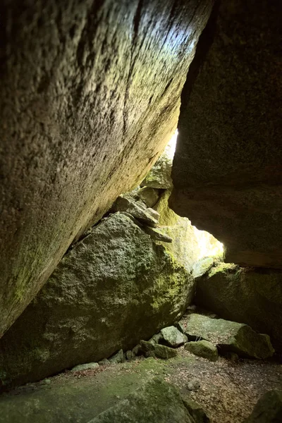 HDR imagen de cueva bajo una gran roca en Suecia — Foto de Stock