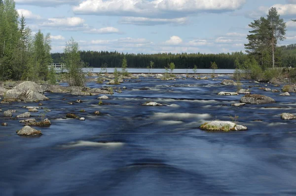 Длительное облучение порогов перед водными воротами в шведской реке в Ямтланде — стоковое фото