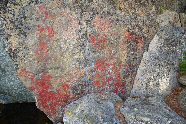 Verweerde paleolithische rotstekeningen bij Faangsjoen in Zweden — Stockfoto