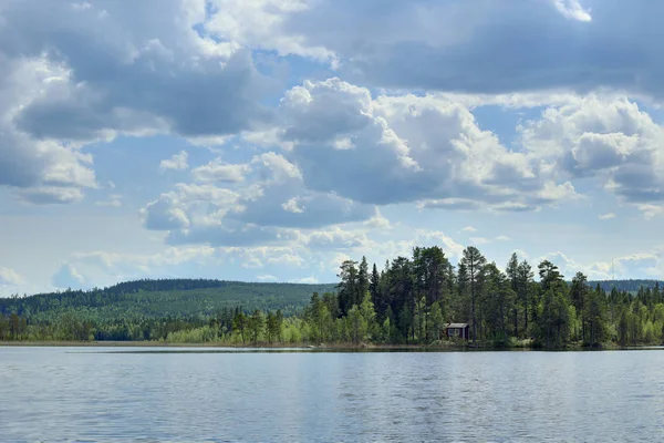 HDR-afbeelding van kleine eiland op de lake Borgsjoen in Zweden — Stockfoto