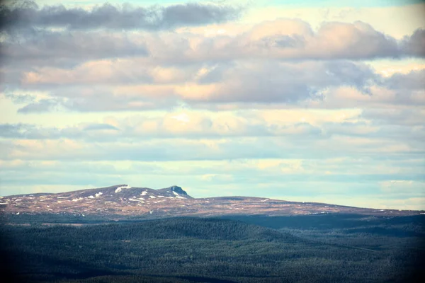 Vista distante na montanha sueca em Jaemtland com ligeira vinheta e estilo vintage — Fotografia de Stock