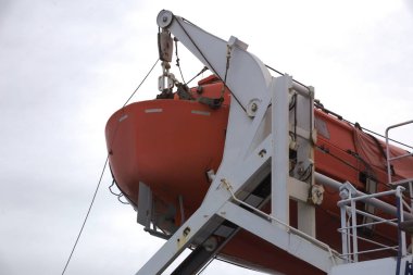 Daha büyük bir gemide asılı bir filika