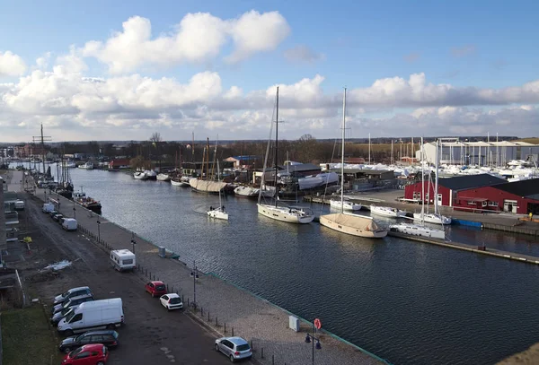 Visão geral sobre a cidade hanseática de Greifswald com o rio Ryck — Fotografia de Stock